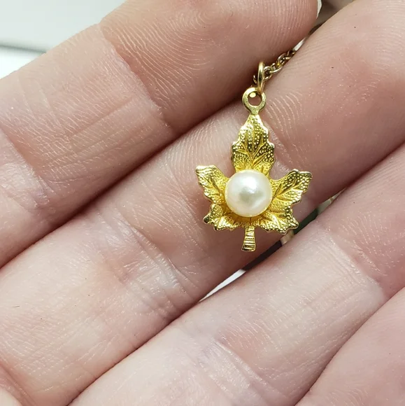 Vintage Petite Gold Leaf with Pearl Necklace - Picture 4 of 5